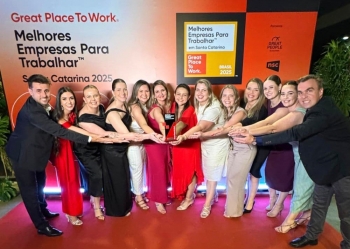 Viacredi Alto Vale recebe reconhecimento estadual e nacional 