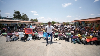 Tiago Brunet realiza obra missionária na Angola, com visitas a aldeias, orfanatos e ao projeto Aldeia Nissi, apoiado desde 2019