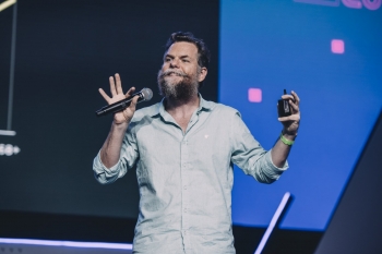 CDL BC comemora 45 anos e presenteia Balneário Camboriú com palestras de Marcos Piangers e Bráulio Bessa