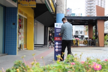 Prefeitura de Rio do Sul instala totens com álcool gel para a população
