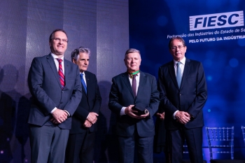 Milton Hobus recebe Ordem do Mérito Industrial da Fiesc