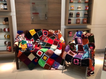 Colaboradores da Círculo S/A confeccionam mais de 1,2 mil quadradinhos em crochê que se transformaram em 25 colchas