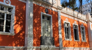 O tom laranja vibrante do prédio histórico de Florianópolis anuncia o que está por vir: a edição da CASACOR Santa Catarina 2022