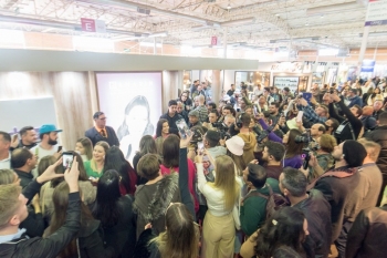 Andressa Suita causa tumulto no estande da Ramarim