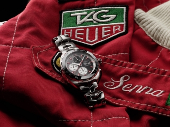 TAG Heuer lança dois novos relógios em homenagem a Ayrton Senna, lenda da Fórmula 1